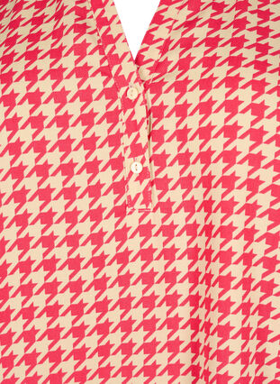 Zizzi Blouse avec smocks et décolleté en V, Raspb. Houndsthooth, Packshot image number 2