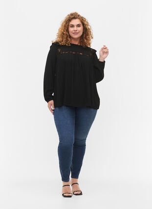 Zizzi Blouse en viscose avec froufrous et dentelle, Black, Model image number 2