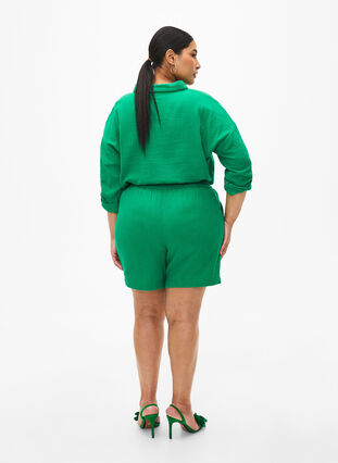 Zizzi Short en mousseline de coton avec poches, Jolly Green, Model image number 1