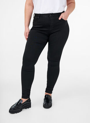 Zizzi Jeans Amy taille haute, éclat de la couleur noire garanti, Black, Model image number 2