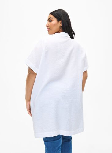 Zizzi Chemise longue en viscose à manches courtes, Bright White, Model image number 1