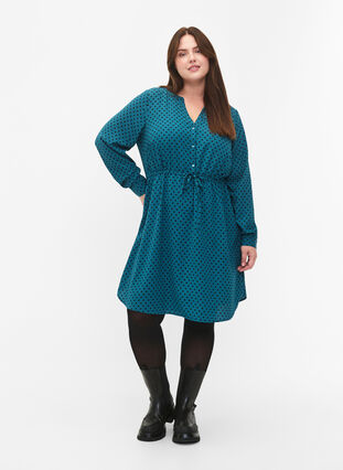 Zizzi Robe imprimée avec cordon à la taille, Shaded Spruce Dot, Model image number 2