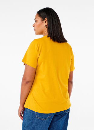 Zizzi T-shirt basique en coton à col rond, Golden Yellow, Model image number 1