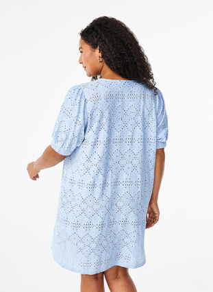 Zizzi Robe courte avec col en V et motifs à trous, Cashmere Blue, Model image number 1