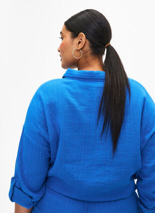 Zizzi Chemise avec col en mousseline de coton, Victoria blue, Model image number 1