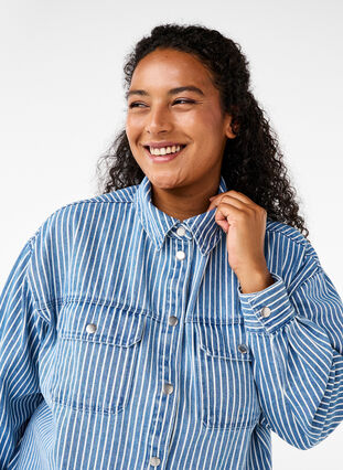 Zizzi Chemise en jean rayée avec poches de poitrine, Light B.Denim Stripe, Model image number 2