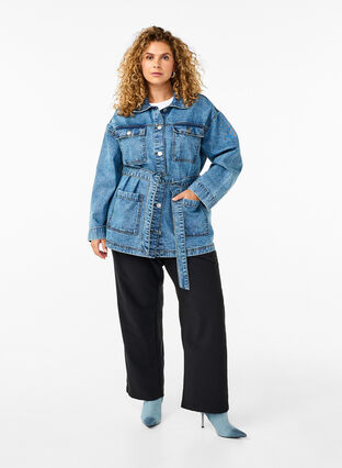 Zizzi Veste en jean avec une ceinture à nouer, Blue Denim, Model image number 2