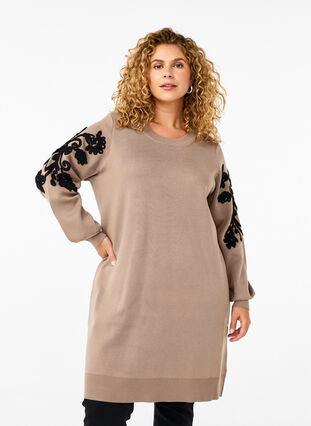 Zizzi Robe en maille avec détails brodés, Desert Taupe Comb, Model image number 0