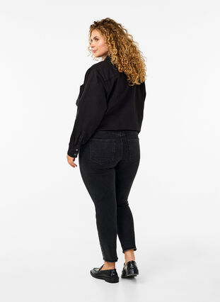 Zizzi  Emily jeans raccourci avec ourlet effiloché, Dark Grey Denim, Model image number 1