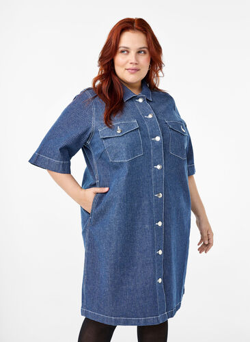 Zizzi Robe en denim à rayures avec poches poitrine, Blue Denim Stripe, Model image number 0