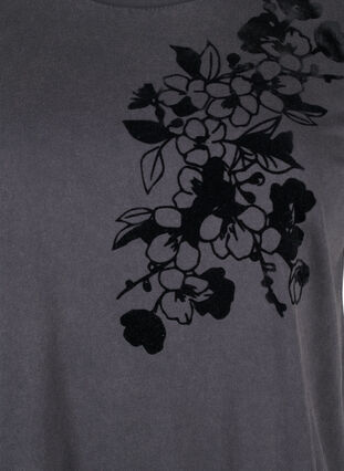 Zizzi Tee-shirt en coton biologique avec imprimé, D.Grey Wash W. Flok, Packshot image number 2