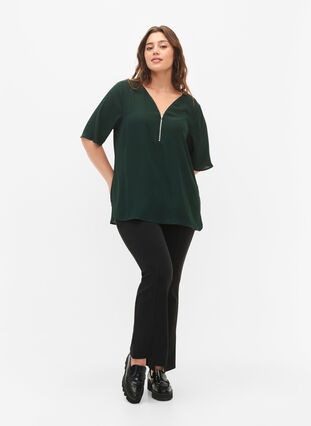 Zizzi Blouse à encolure en V avec fermeture éclair, Scarab, Model image number 2