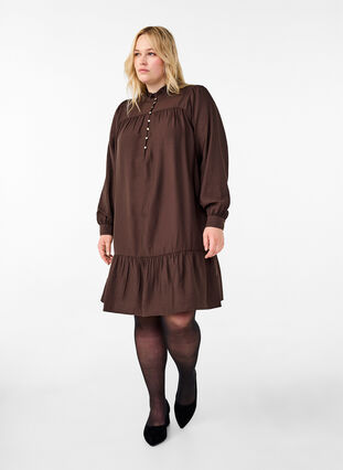 Zizzi Robe courte avec col à volants, Seal Brown, Model image number 2