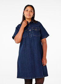 Robe en denim avec manches courtes et poches de poitrine, Dark Blue Denim, Model