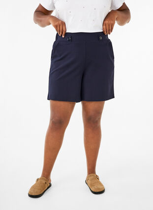 Zizzi Short avec poches et coupe ample, Night Sky, Model image number 2