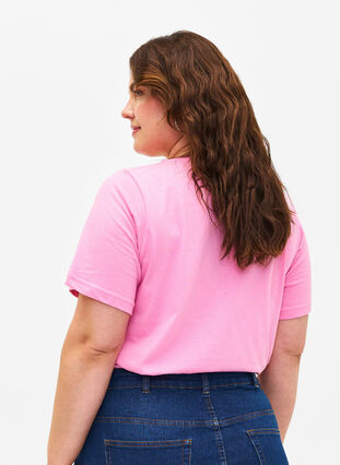 Zizzi FLASH - T-shirt avec col en V, Begonia Pink, Model image number 1