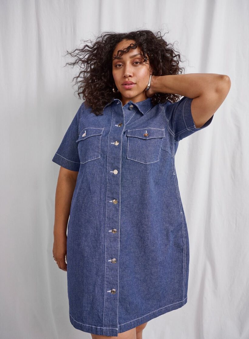 Zizzi Robe en denim à rayures, , Model, 1