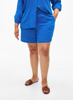 Zizzi Short en mousseline de coton avec poches, Victoria blue, Model image number 2