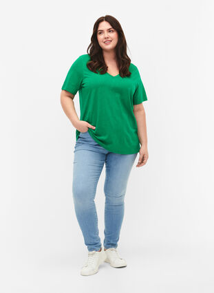 Zizzi T-shirt basique à manches courtes avec col en V, Jolly Green, Model image number 2