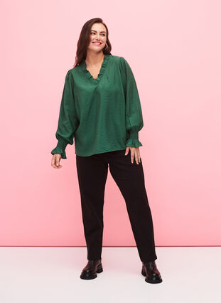 Zizzi Blouse à manches longues en viscose avec détails de volants, Hunter Green, Model image number 2