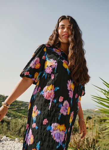 Zizzi Robe à manches courtes bouffantes et à imprimé floral, Black w. flower AOP, Image image number 0