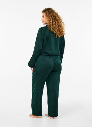 Zizzi Pantalon de pyjama en satin avec taille élastiquée, Scarab, Model image number 1