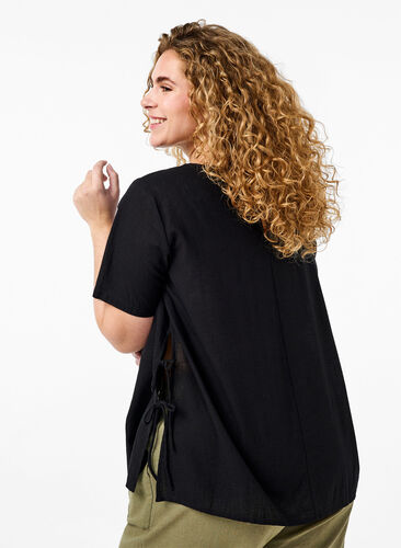 Zizzi Blouse à manches courtes en mélange de coton et lin avec détail lacé, Black, Model image number 1