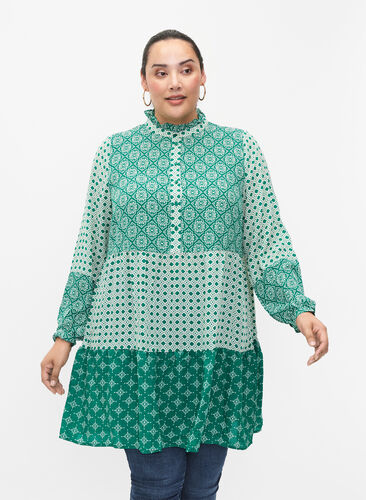 Zizzi Robe trapèze avec motifs et lignes de coupe, Green AOP, Model image number 0