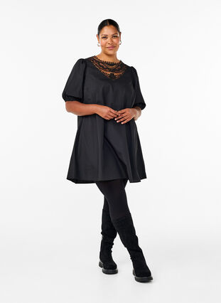 Zizzi Robe courte avec détails en dentelle, Black, Model image number 2