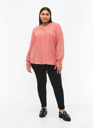 Zizzi Blouse avec smocks et décolleté en V, Raspb. Houndsthooth, Model image number 2