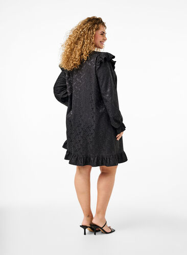 Zizzi Robe en jacquard avec des manches longues et des détails à volants, Black, Model image number 1