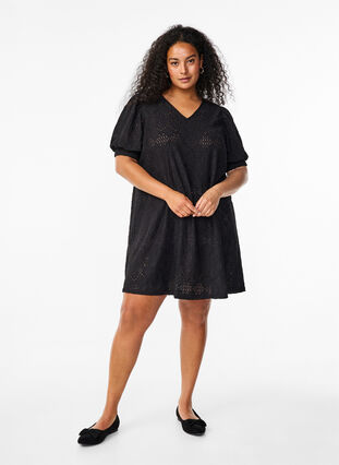 Zizzi Robe courte avec col en V et motifs à trous, Black, Model image number 2