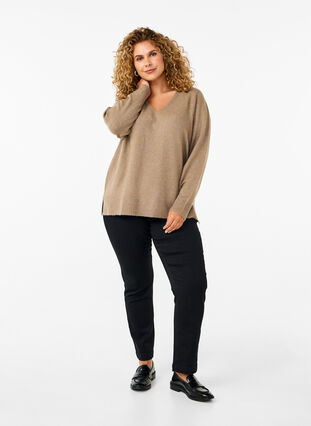 Zizzi  Chemisier en tricot avec col en V, Desert Taupe Melange, Model image number 2