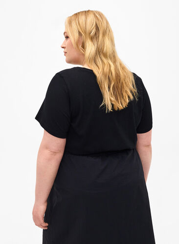 Zizzi T-shirt avec motif de texte, Black W. Black, Model image number 1