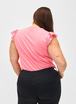 Zizzi T-shirt en coton biologique avec broderie anglaise, Strawberry Pink , Model image number 1