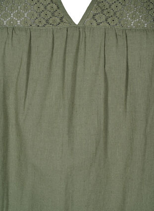Zizzi Robe en mélange de coton et de lin agrémentée de détails en crochet, Deep Lichen Green, Packshot image number 2
