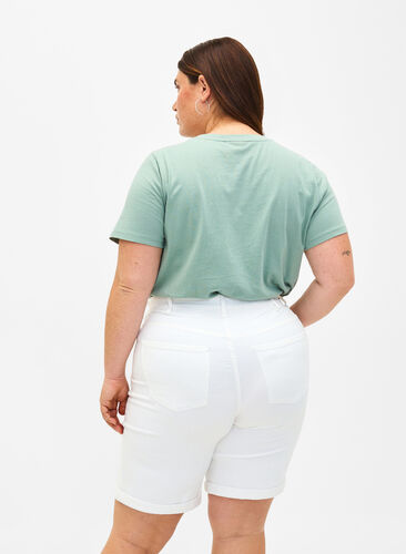 Zizzi  Shorts en jean moulants à taille haute, Bright White, Model image number 1