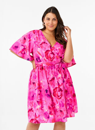 Zizzi Robe portefeuille mi-longue à imprimé floral, Pink Rose AOP, Model image number 1