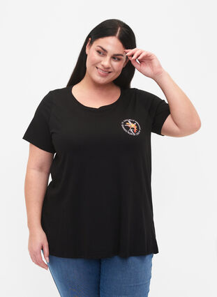 Zizzi T-shirt en coton avec impression sur le devant, Black W. Chest print, Model image number 0