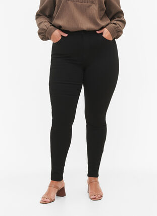 Zizzi Jeans Amy taille haute, éclat de la couleur noire garanti, Black, Model image number 3