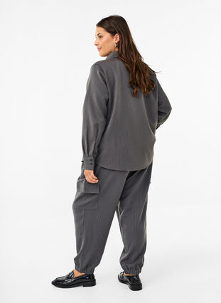 Zizzi Pantalon avec poches cargo et taille élastiquée, Dark Shadow Pin St., Model image number 1