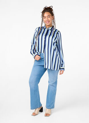 Zizzi Chemises en satin rayé, Blue Stripe, Model image number 2