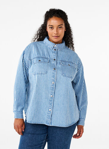 Zizzi Chemise en jean de couleur unie dotée de poches sur la poitrine, Light B.Denim Stripe, Model image number 0