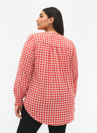 Zizzi Blouse avec smocks et décolleté en V, Raspb. Houndsthooth, Model image number 1