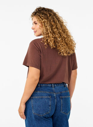 Zizzi Tee-shirt en coton biologique avec imprimé, Brown Wash W. Wisdom, Model image number 1