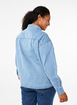 Zizzi Chemise en jean rayée avec poches de poitrine, Light B.Denim Stripe, Model image number 1