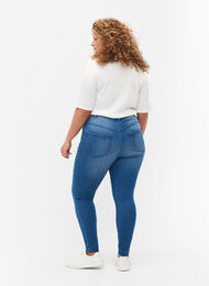 Jean Amy super slim à taille haute, Light blue, Model