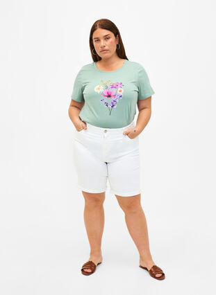 Zizzi  Shorts en jean moulants à taille haute, Bright White, Model image number 3