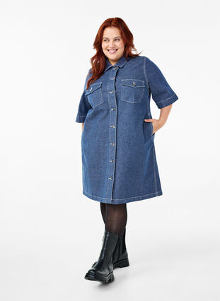 Zizzi Robe en denim à rayures avec poches poitrine, Blue Denim Stripe, Model image number 2