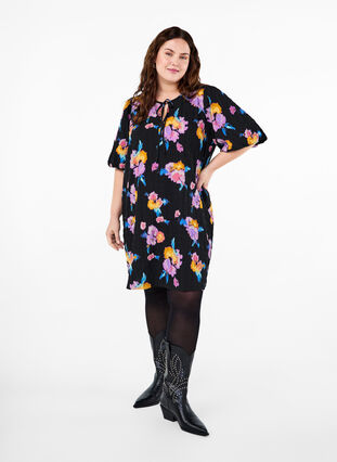 Zizzi Robe à manches courtes bouffantes et à imprimé floral, Black w. flower AOP, Model image number 2